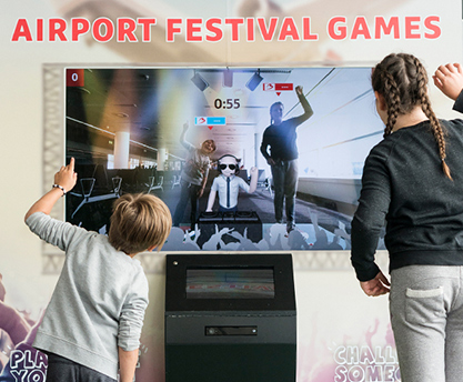 Enfants jouant aux jeux de l'aéroport