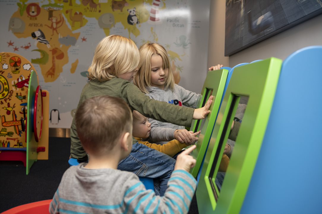 Enfants jouant dans le Kidscorner